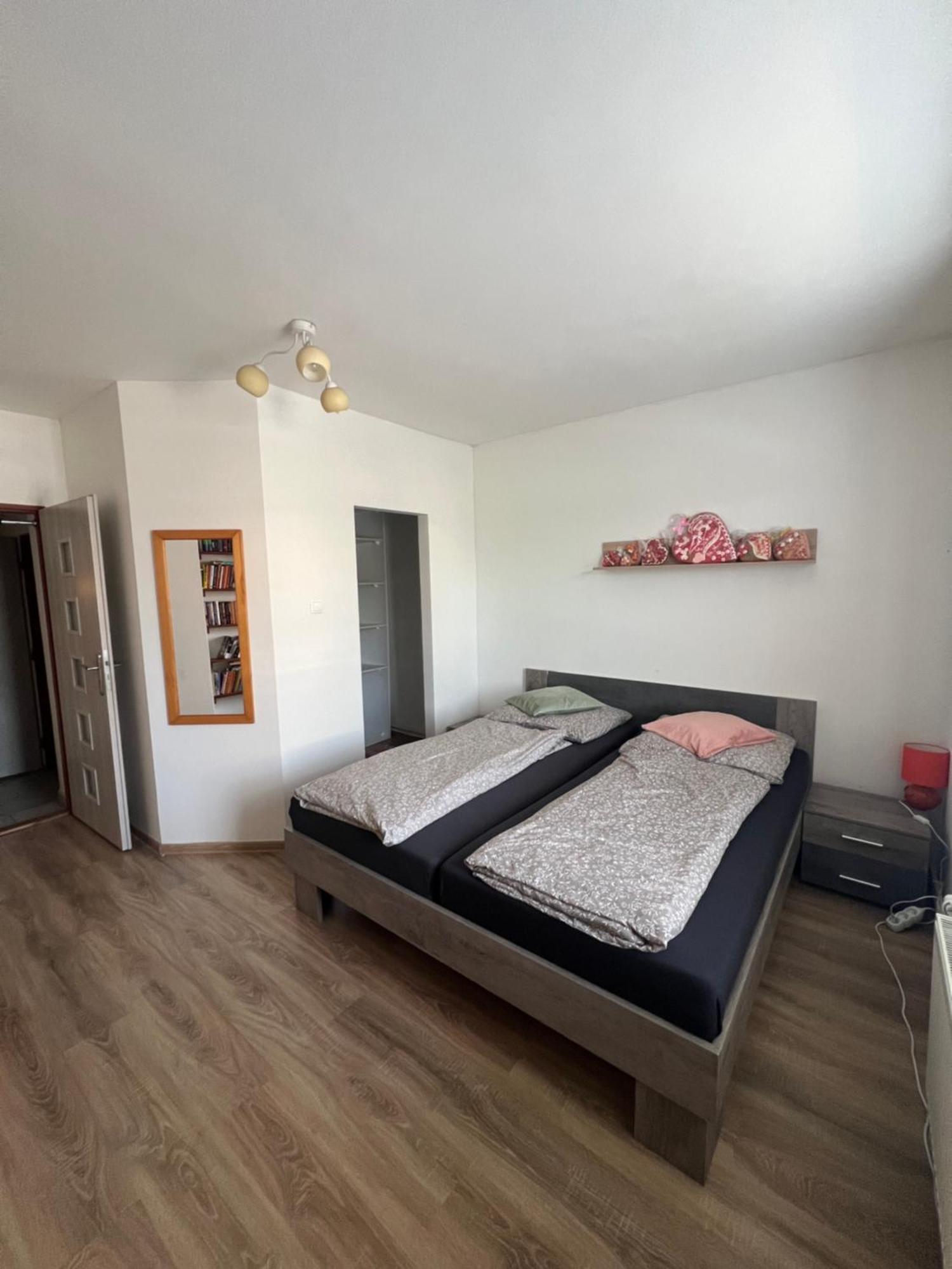 -Self-Check- 4-Bedroom Family House With Heated Tub Levice Exterior photo