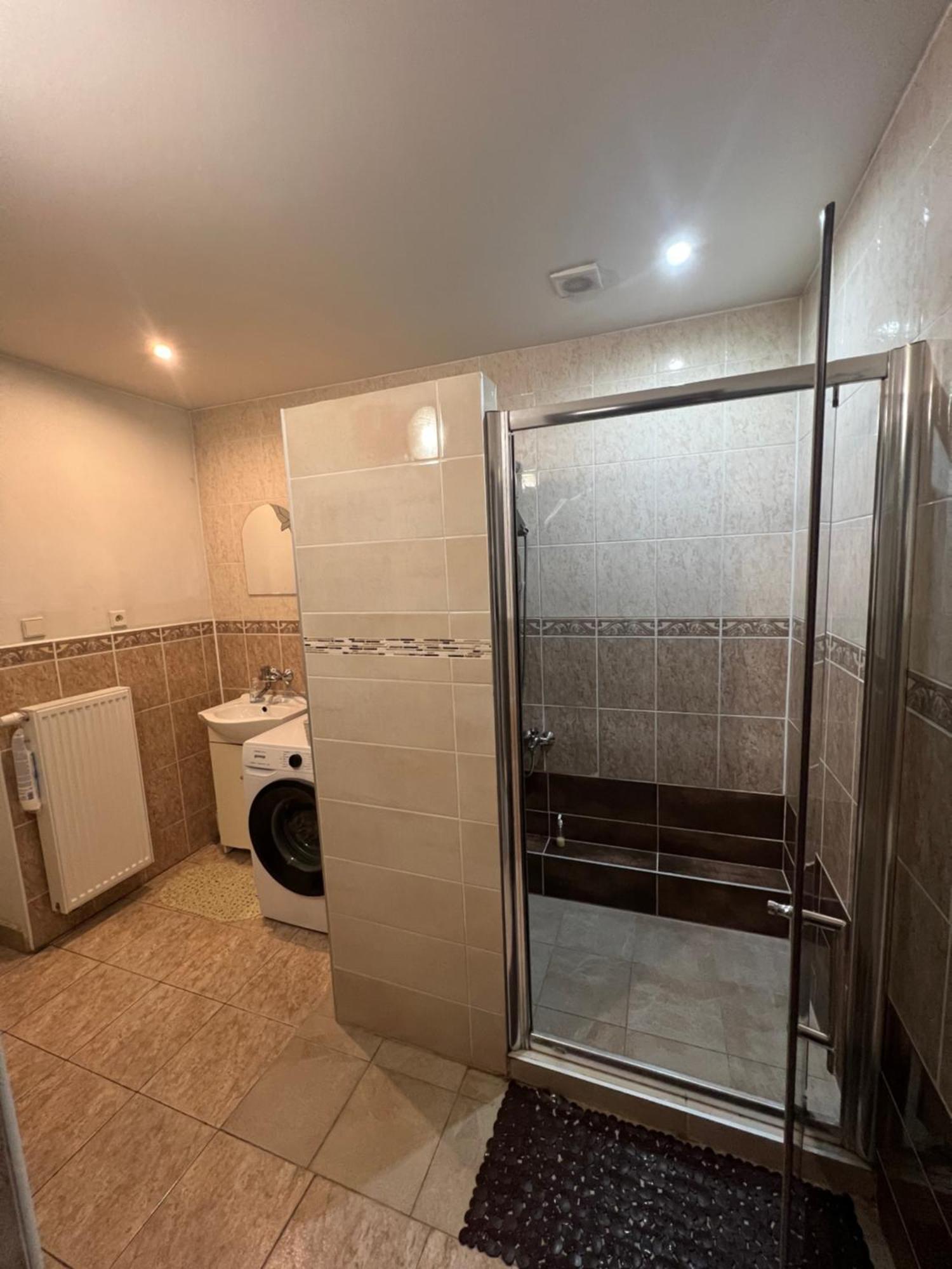 -Self-Check- 4-Bedroom Family House With Heated Tub Levice Exterior photo